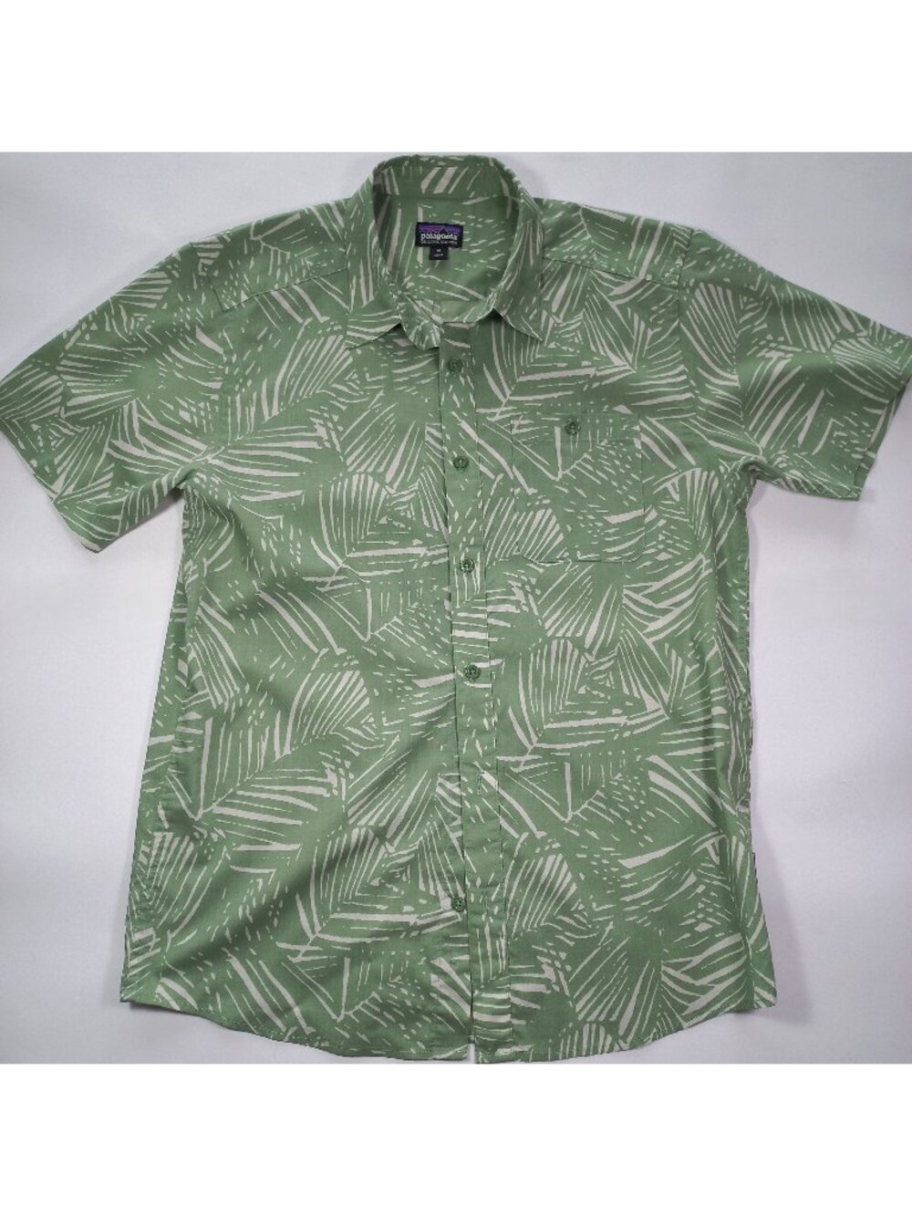 patagonia go to shirt medium M Style # 52691 Organic cotton Rain Fern green